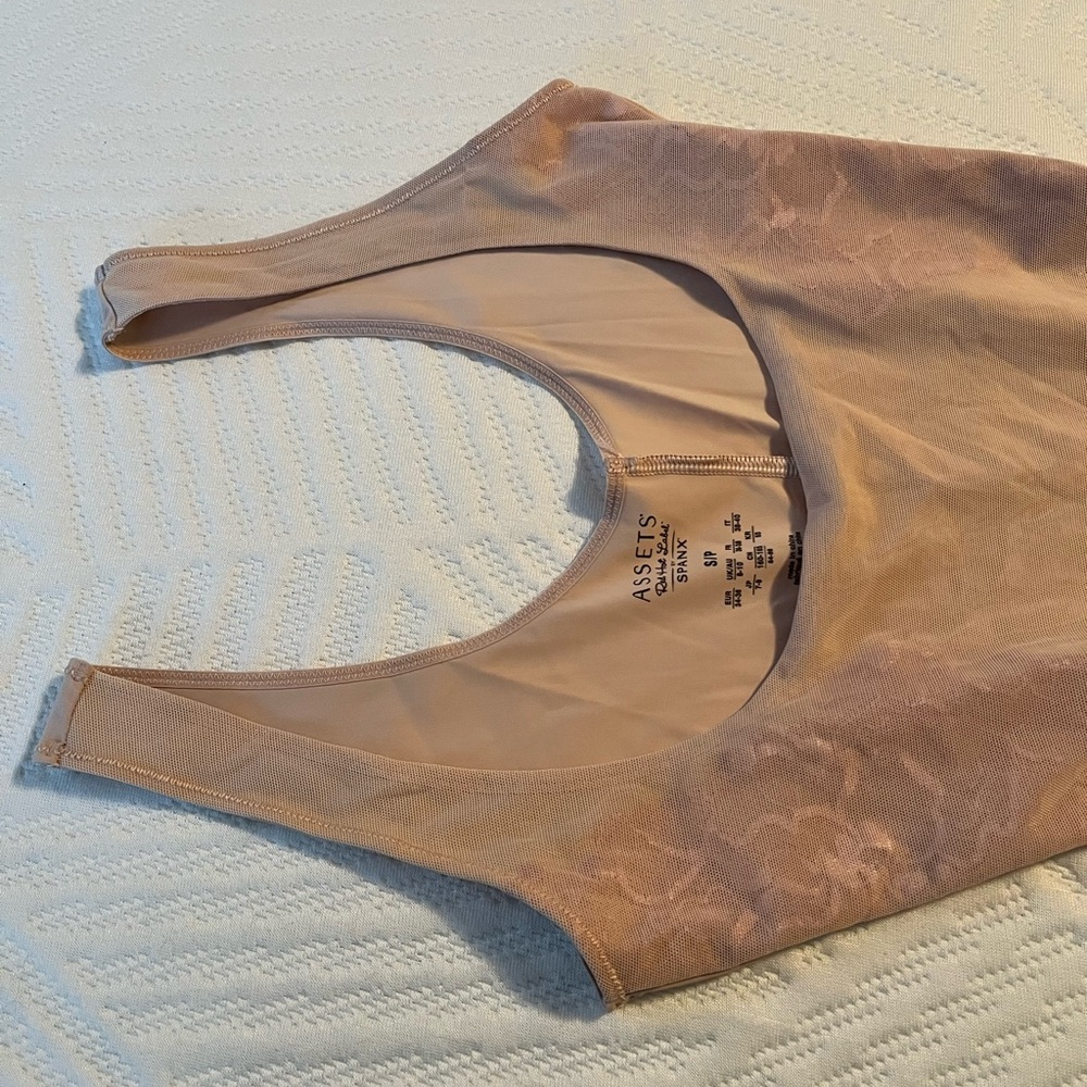Spanx Assets Women's Bodysuit Bustless in Nude Tan Mid thigh sz Small - Picture 4 of 9